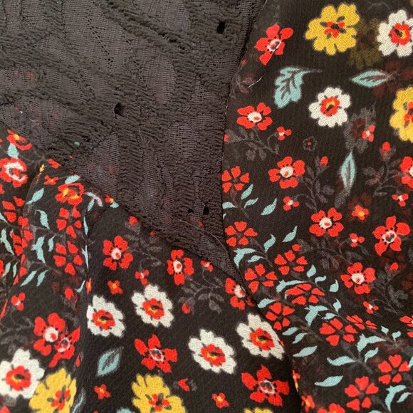 ✨ BCBGeneration Boho Floral Lace Cutout Blouse – Romantic & Feminine! ✨ - Picture 3 of 4